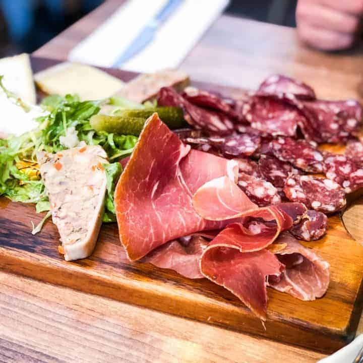 How to make a charcuterie board with cured meats and cheese. Step by step.